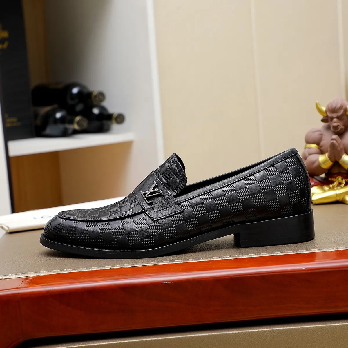 Men's Men's Shoes 💰420 💰[Louis Vuitton] LV high-end business formal leather shoes! ! Luxurious and elegant style, equal emphasis on practicality and style, professional focus on details and quality, counter original 1⃣️: 1⃣️ super accurate reproduction👍🏻! Material: The upper is made of imported original soft 🐂cowhide ➕imported first-layer sheepskin lining. Original anti-slip and wear-resistant outsole! Code number: 39--45, (38.46 custom-made) Large quantities in stock!